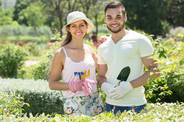 Young couple gardenin — Stock Photo, Image