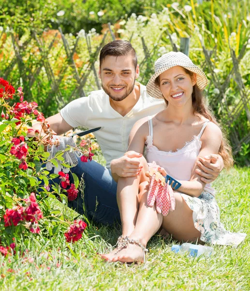 Casal jovem trabalhando no jardim — Fotografia de Stock