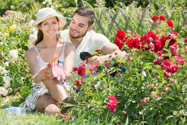 Pareja descansando en el jardín de flores — Foto de Stock