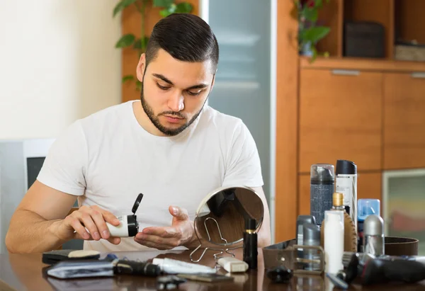 Homme appliquant de la crème sur la peau du visage — Photo