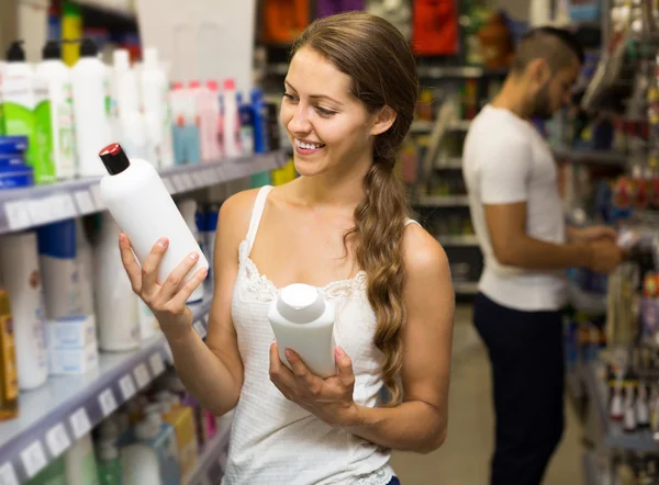Girl buying shampoo — Stock Photo, Image