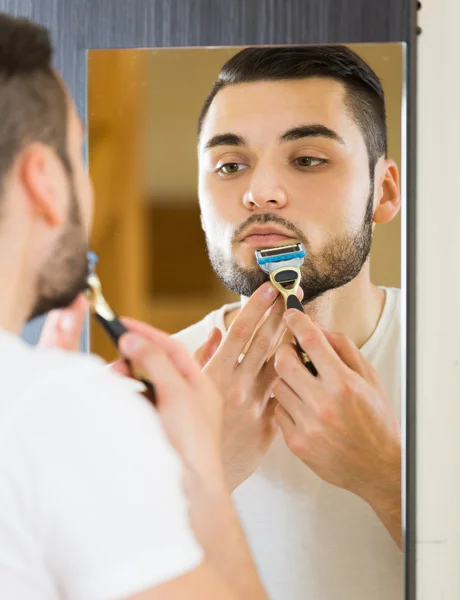 Mann rasiert Gesicht mit Rasiermesser — Stockfoto