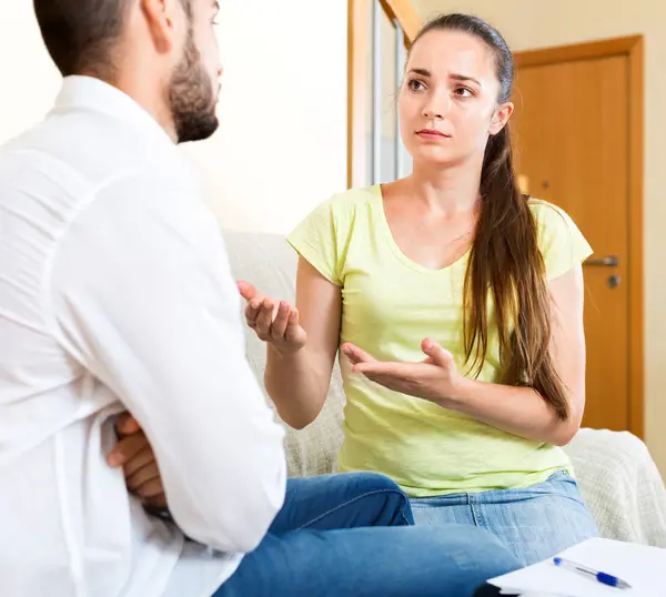 Unhappy pair discussing problems — Stock Photo, Image