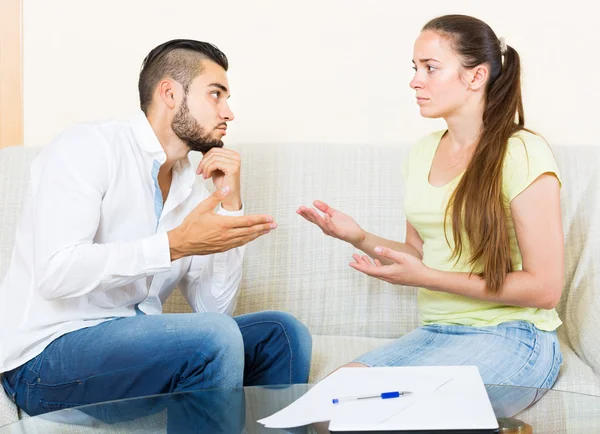 Couple with documents in apartment — Stock Photo, Image