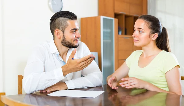 Glückliches Paar mit Dokumenten — Stockfoto