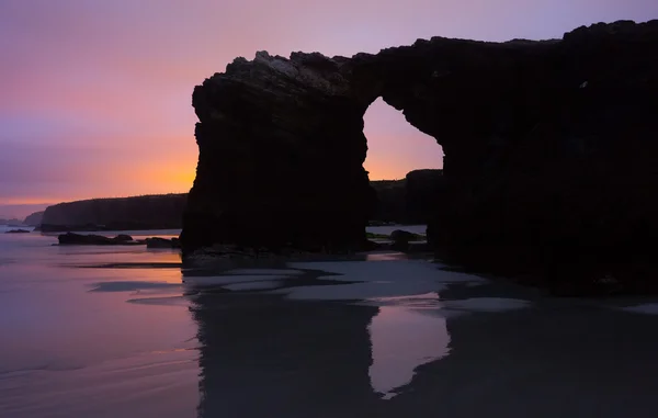 Přírodní oblouk na pobřeží Atlantského oceánu — Stock fotografie