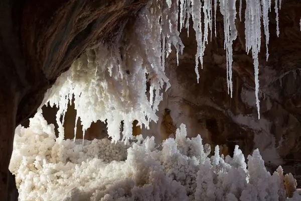 Grotte aux stalactites salées blanches — Photo