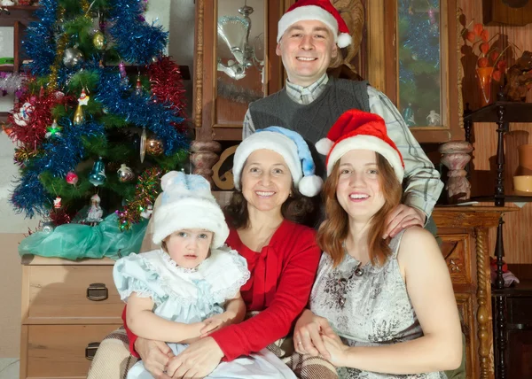 Lycklig familj i Santa hattar — Stockfoto