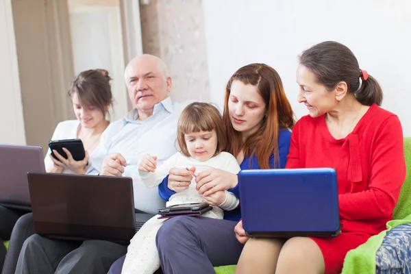 Glückliche Familie mit Laptopos zu Hause — Stockfoto