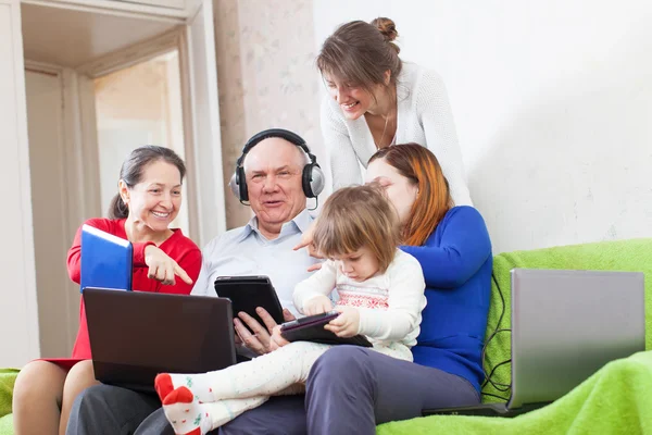 Familia de con varios ordenadores portátiles Fotos De Stock