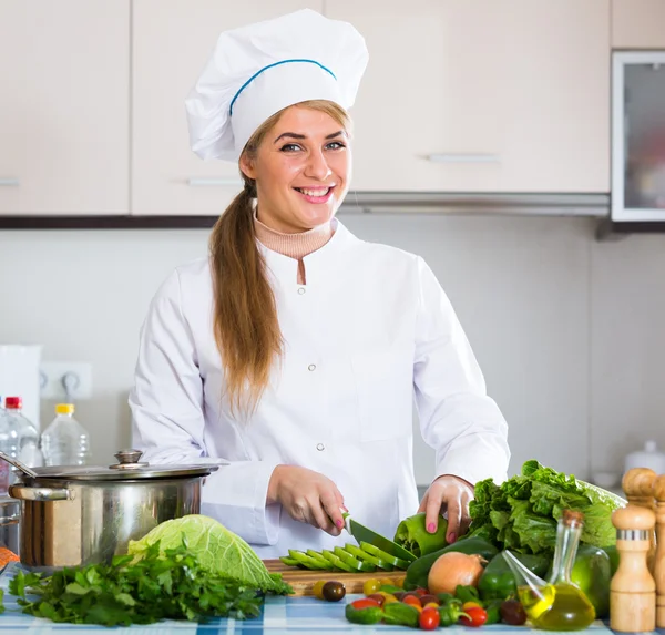 Professionell kock med grönsaker — Stockfoto