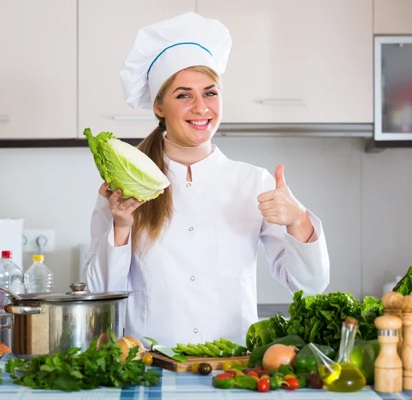 Mladá kuchařka přípravy zeleniny — Stock fotografie