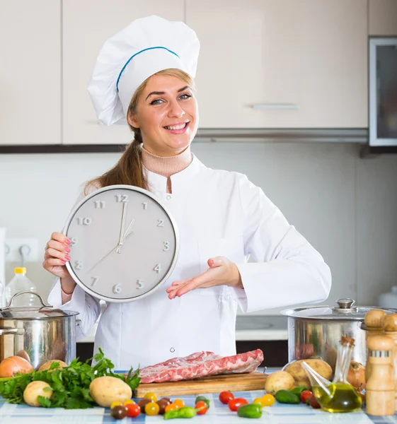 Chef-kok kijken klok op keuken — Stockfoto