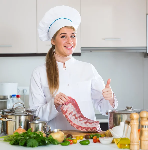 Vrouw koken van vlees — Stockfoto