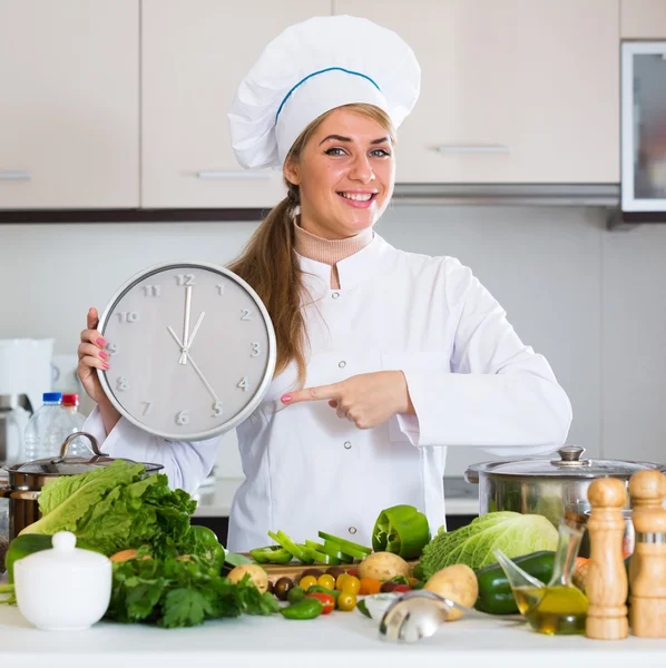 Chef preparare verdure — Foto Stock