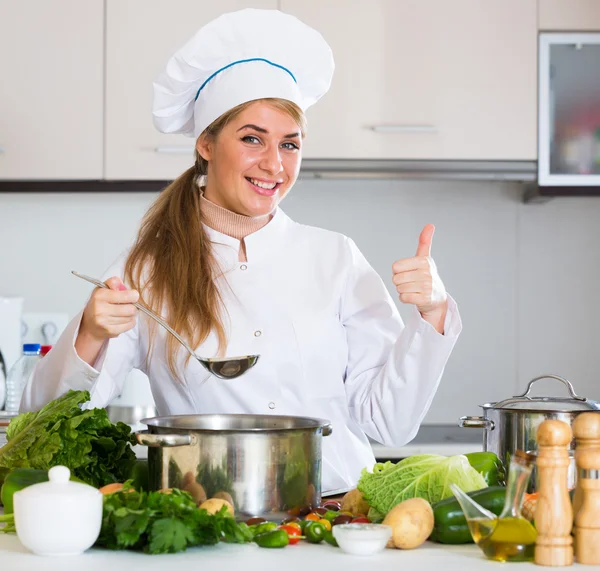 Ženské kuchař dělat vegetariánské jídlo — Stock fotografie