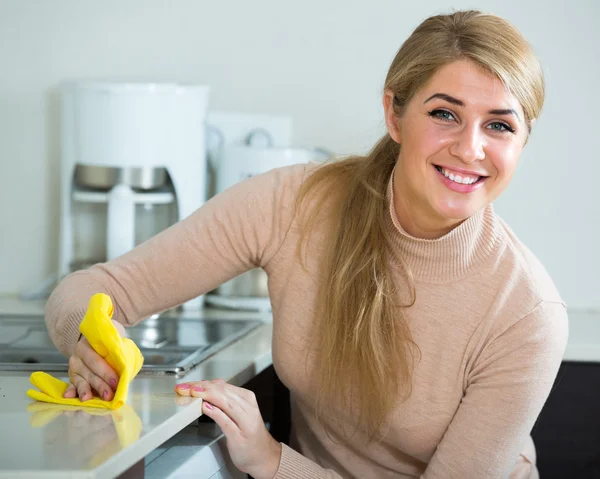 Huisvrouw schoonmaken in huis keuken — Stockfoto