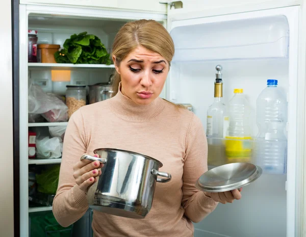 Femme avec de la nourriture sale à la cuisine — Photo