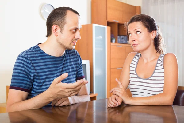 Couple having serious conversation — Stock Photo, Image