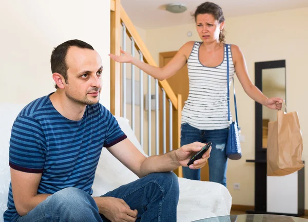 Vrouw en man bespreken echtscheiding — Stockfoto