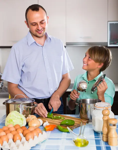Far och tonårige son matlagning t — Stockfoto