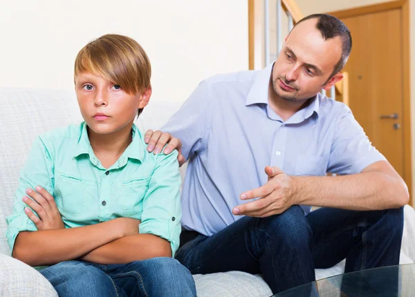 Father and teenage son argue — Stock Photo, Image