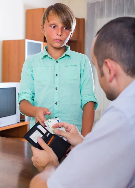 Ragazzo che chiede soldi al padre — Foto Stock