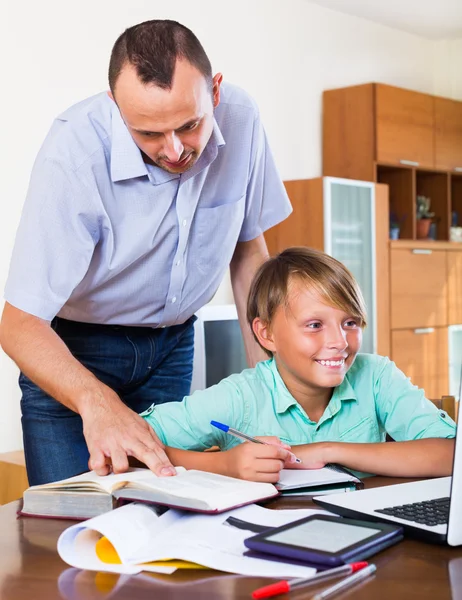 Ojciec pomaga synowi odrabiać lekcje. — Zdjęcie stockowe