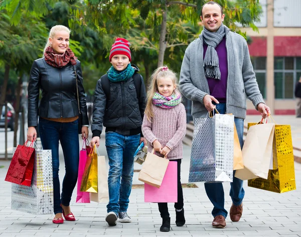 Parents with children shopping in city — Stock Photo, Image