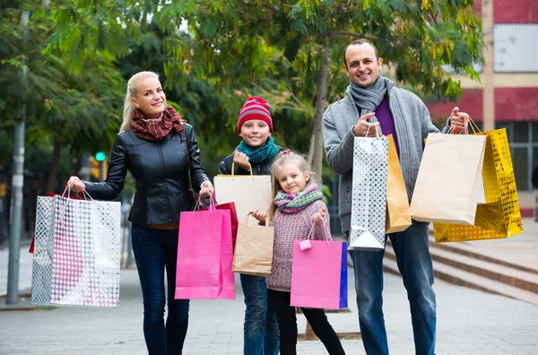 Parents with children shopping in city — Stock Photo, Image