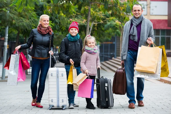 Ouders met kinderen winkelen in de stad — Stockfoto