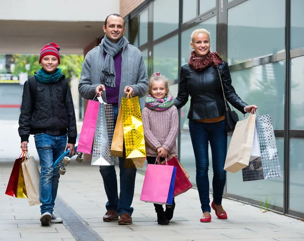 Padres con niños comprando en la ciudad —  Fotos de Stock