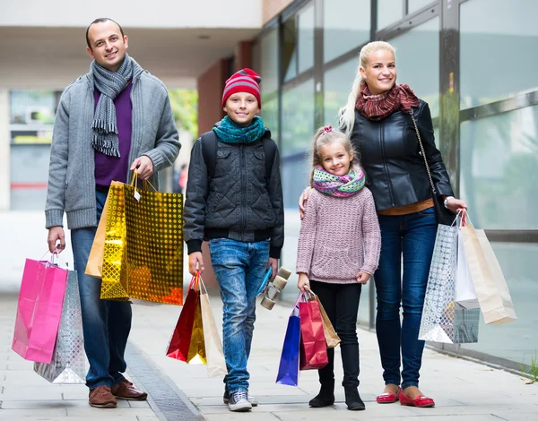 Couple avec enfants dans la rue de la ville — Photo