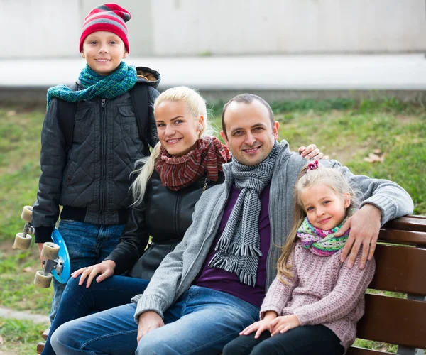 Porträtt av familj med två barn utomhus — Stockfoto