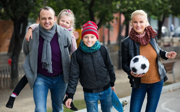 Famiglia con figlio e figlia — Foto Stock