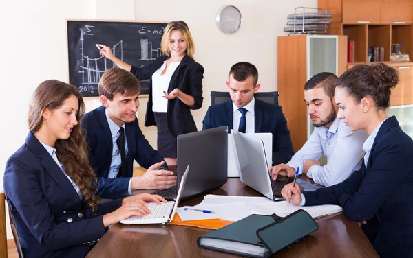 Affärsmöte i framgångsrika team — Stockfoto