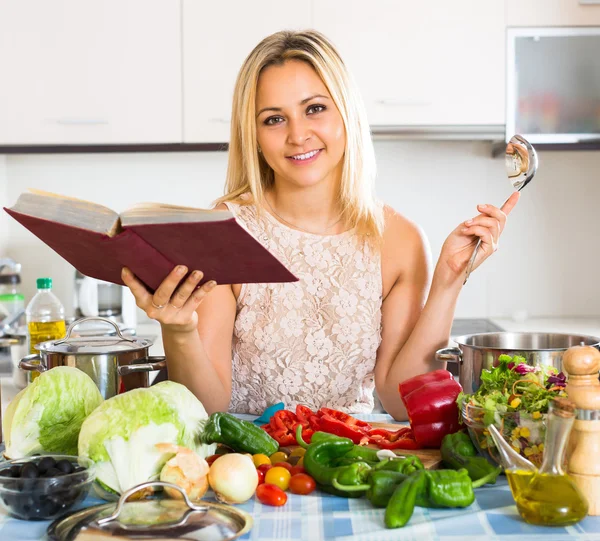 Dívka, vaření s vegetariáni doma — Stock fotografie