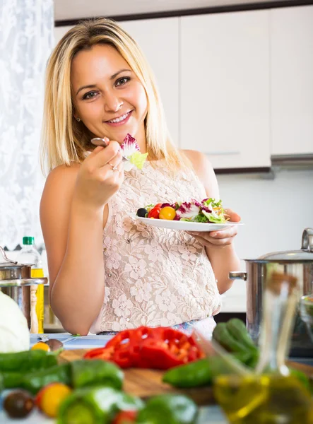 Jovem que gosta de salada de legumes — Fotografia de Stock