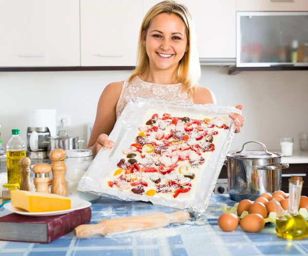 Femme souriante posant avec une pizza — Photo