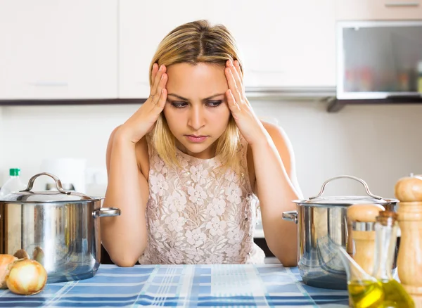 Deprimerad tjej känner blå inomhus — Stockfoto