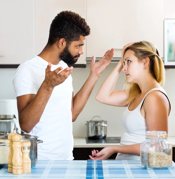 Afro chico y blanco chica pelea —  Fotos de Stock