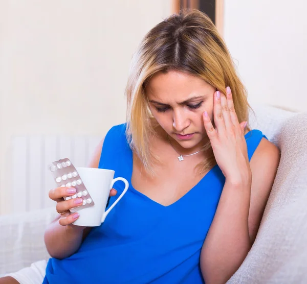 Mujer joven con pastillas — Foto de Stock