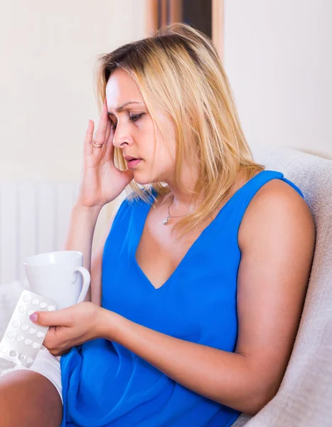 Jonge vrouw met pillen — Stockfoto