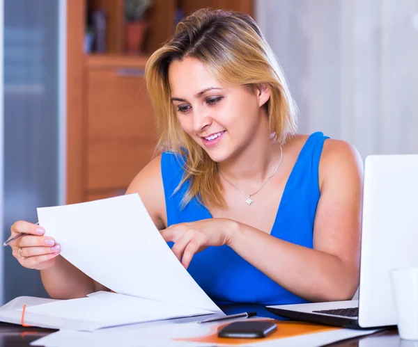 Blonde fille travaillant avec des documents — Photo