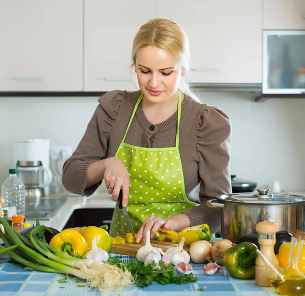 Mulher em avental em casa cozinha — Fotografia de Stock