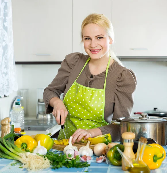 Mulher em avental na cozinha — Fotografia de Stock