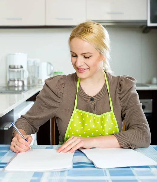 Femme avec du papier à la maison — Photo