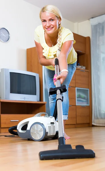 Menina hoovering na sala de estar — Fotografia de Stock