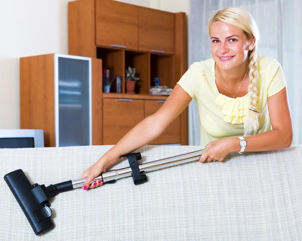 Girl hoovering in living room — Stock Photo, Image