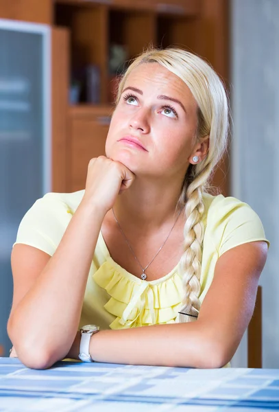 Porträt eines erwachsenen Mädchens, das sich zu Hause langweilt — Stockfoto